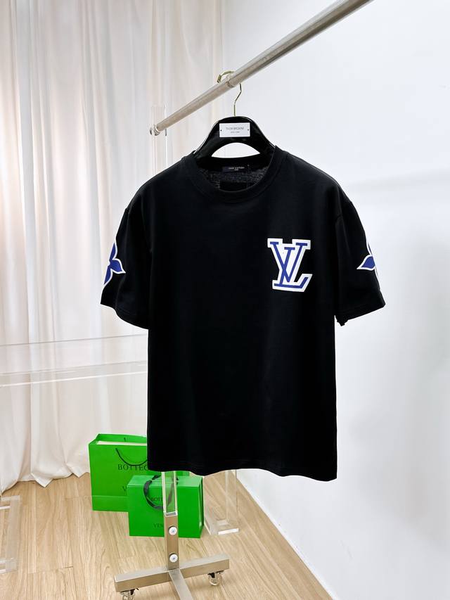 Sslv纯棉最新面料 最高版本 经典标识图案Logo时尚简约潮流短袖，最顶级的品质专柜原单短袖，顶级制作工艺进口面料，专柜款独特设计，采用进口高端订制面料。官网