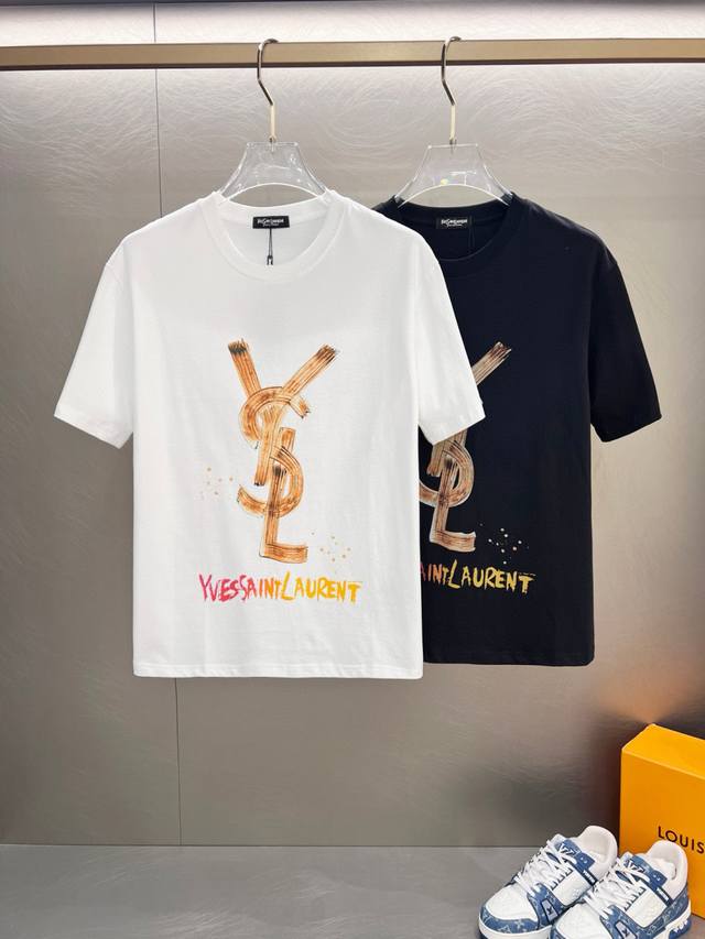 Ss圣罗兰纯棉最新面料 最高版本 经典标识图案Logo时尚简约潮流短袖，最顶级的品质专柜原单短袖，顶级制作工艺进口面料，专柜款独特设计，采用进口高端订制面料。官