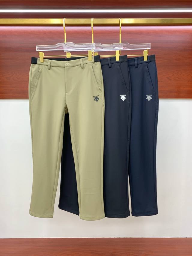 迪桑特春夏25Ss休闲裤金典再次出现，原单订制高品质时尚休闲裤。超级百搭款。独家定制面料，挺阔有型，贴身舒适。原版定制专柜最新五金辅料。超靓版型、上身显腿修长，