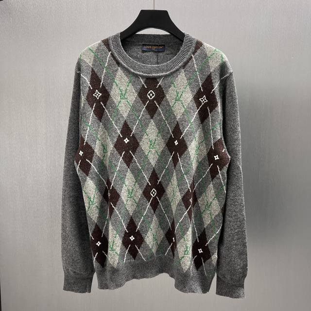 Lu菱形格联名刺绣圆领衫 Size : S-Xl 本款长袖圆领衫出自2025秋冬秀场，以细腻羊毛为雅致造型注入学院气息。正面 Argyle 提花图案融入 Mon