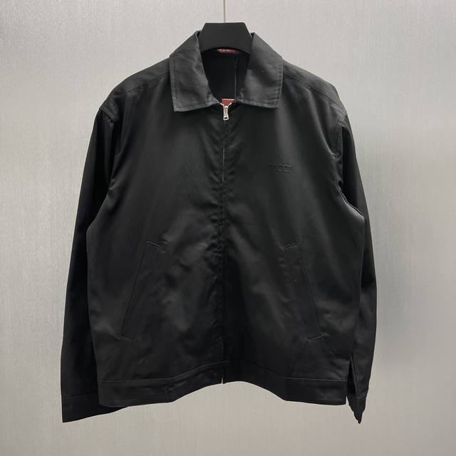 Gu 饰织带细节斜纹棉夹克 Size: S-Xl 2025早秋系列选用低调的黑色、灰色与绿色调，巧妙点缀精致花卉刺绣、压花标识等工艺细节，尽显别致魅力。这款夹克