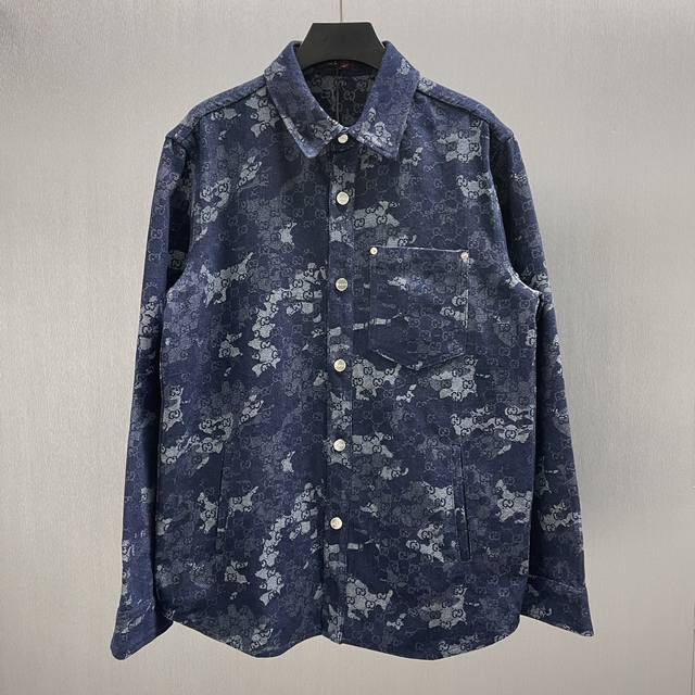 Gg提花牛仔衬衫 Size: S-Xl 2025早秋系列将丹宁服饰单品与精致细节融为一体，令日常造型更显高雅。这款衬衫采用深蓝色和象牙白色Gg大理石效果丹宁提花