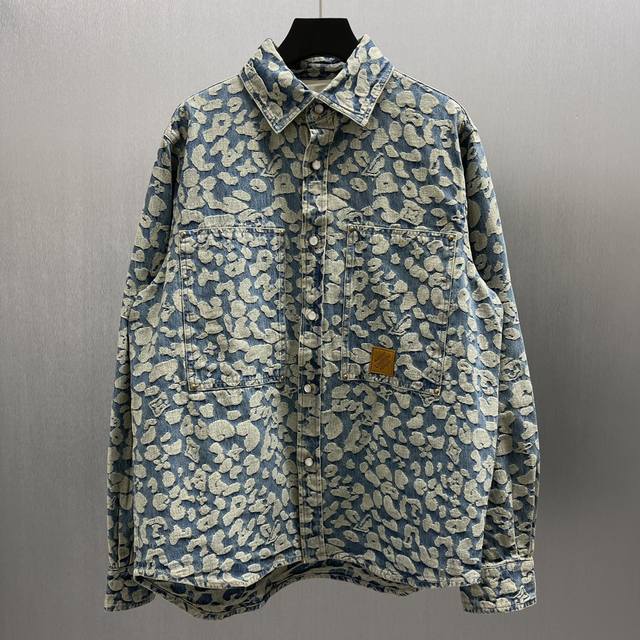 Lu 豹纹提花牛仔夹克 Size : S -Xl 本款水洗工装牛仔夹克出自 pharrell Wiliams 与 Nigo 合作打造的2025 秋冬系列，以街头
