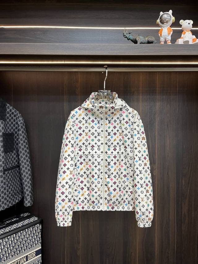 主推 Lv 2025Ss早秋新款发布驴牌连帽夹克外套，秋季爆款夹薄棉夹克，字母印花薄棉外套，穿上就是舒适自在又显瘦的存在，慵懒而随性，结合干净简单的色系就特别耐