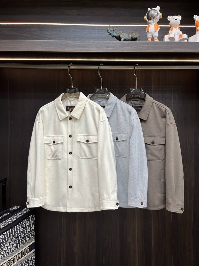 主推p Lp2620Ss早秋新款发布Lp翻领羽夹克外套！秋冬爆款夹薄棉外套，胸前双口袋衬衫款穿上就是舒适自在又显瘦的存在，慵懒而随性，结合干净简单的色系就特别耐