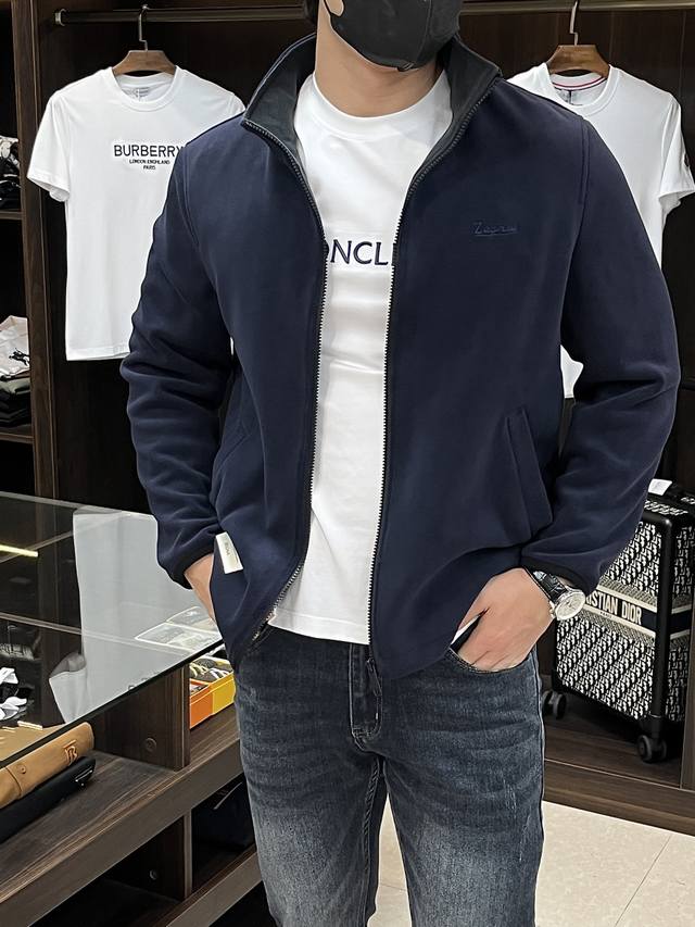 主推 Zegna 2025Ss早秋新款发布杰尼亚立领夹克外套，字母Logo刺绣秋季爆款外套，颗粒绒面料穿上就是舒适自在又显瘦的存在，慵懒而随性，结合干净简单的色