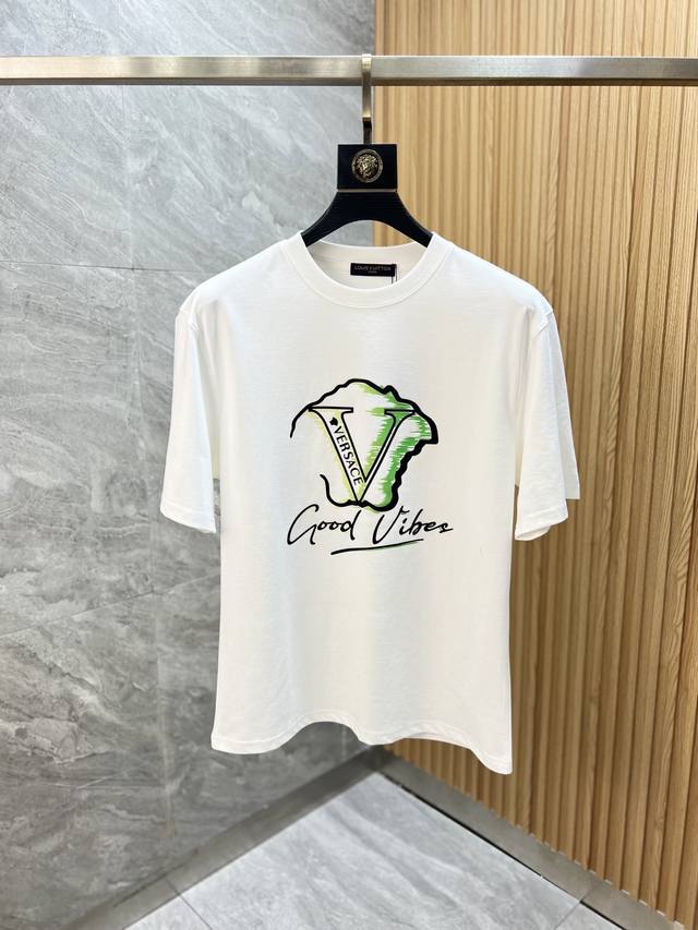 Versace 路范思哲 2025年春夏新品上新 三标齐全 丝光棉圆领短袖T恤 好货不用过多介绍 看细节 专柜码数：M-Xxxl 175 140建议L