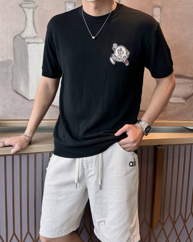 蒙口 2025Ss夏季新品男士针织圆领短袖衫！独家首发 采用纤维超细与高弹的伊力特纱线织造而成，质感与纹理都是超级的柔和，非常的轻薄柔软，手感极其的细腻丝滑，纱