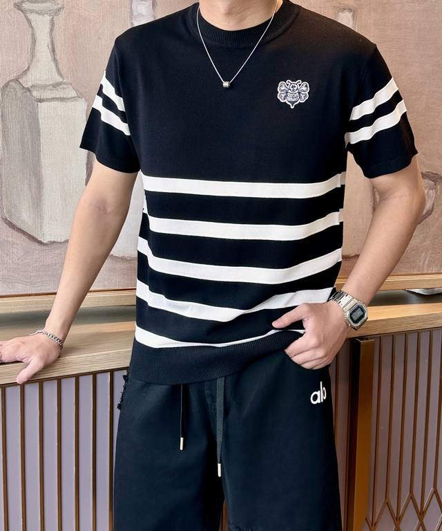 Dior 2025Ss夏季新品男士针织圆领短袖衫！独家首发 采用纤维超细与高弹的伊力特纱线织造而成，质感与纹理都是超级的柔和，非常的轻薄柔软，手感极其的细腻丝滑