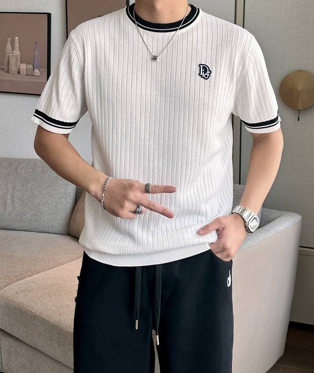 Tb 2025Ss夏季新品男士针织圆领短袖衫！独家首发 采用纤维超细与高弹的伊力特纱线织造而成，质感与纹理都是超级的柔和，非常的轻薄柔软，手感极其的细腻丝滑，纱