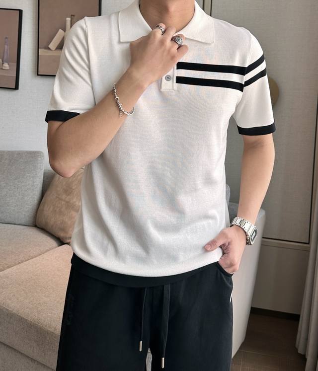 Tb 2025Ss夏季新品男士针织翻领短袖衫！独家首发 采用纤维超细与高弹的伊力特纱线织造而成，质感与纹理都是超级的柔和，非常的轻薄柔软，手感极其的细腻丝滑，纱