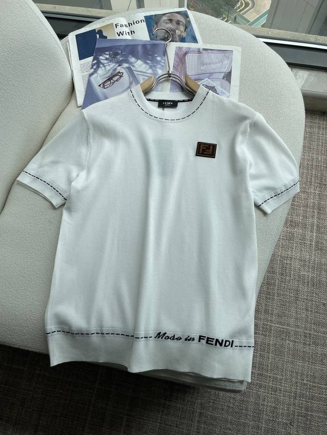 Fd 2025Ss夏季新品男士针织圆领短袖衫！独家首发 采用纤维超细与高弹的伊力特纱线织造而成，质感与纹理都是超级的柔和，非常的轻薄柔软，手感极其的细腻丝滑，纱