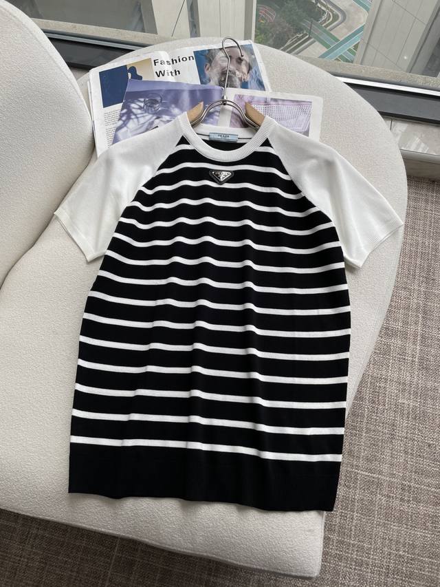 prad 2025Ss夏季新品男士针织圆领短袖衫！独家首发 采用纤维超细与高弹的伊力特纱线织造而成，质感与纹理都是超级的柔和，非常的轻薄柔软，手感极其的细腻丝滑