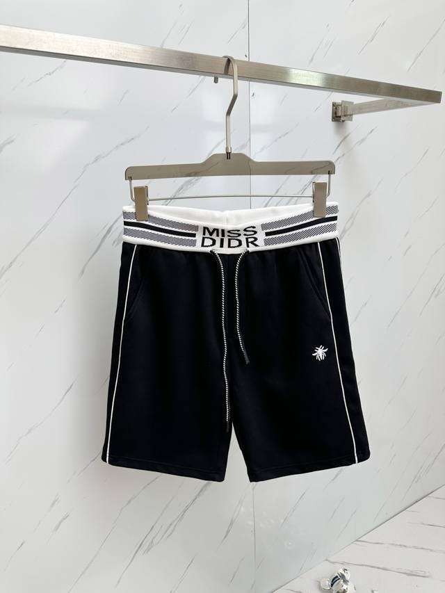 Dior 2025春夏最新品，专柜同步有售，时尚休闲短裤 进口原版面料，做工极为复杂，唯一可以做代购级别的渠道狠货，经典三角标Logo，原版五金辅料装饰，档次极