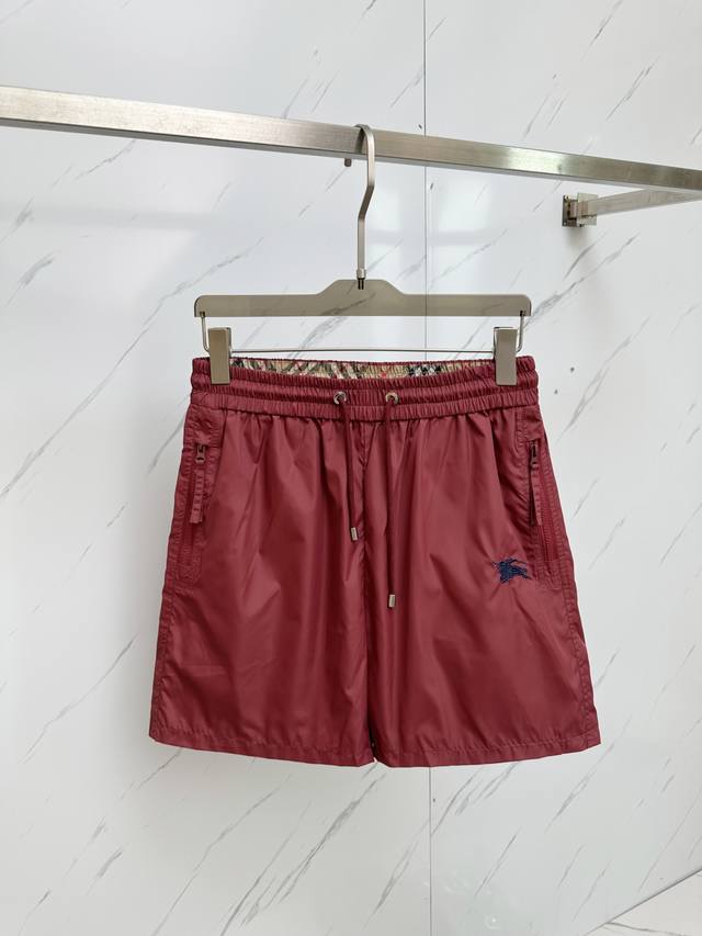 Burb 2025春夏最新品，专柜同步有售，时尚休闲短裤 进口原版面料，做工极为复杂，唯一可以做代购级别的渠道狠货，经典三角标Logo，原版五金辅料装饰，档次极