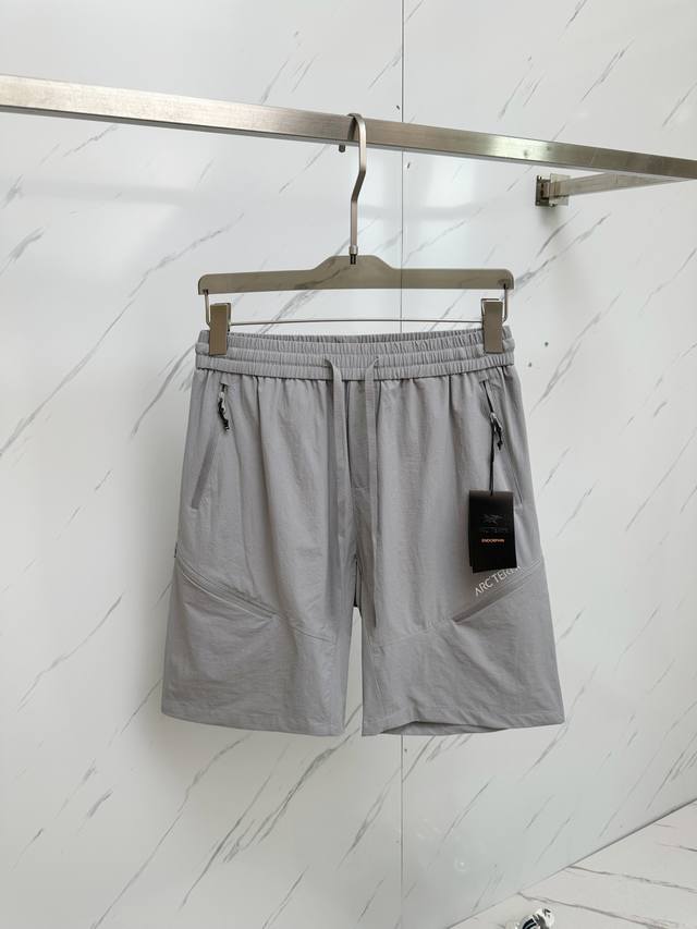 鸟家 2025春夏最新品，专柜同步有售，时尚休闲短裤 进口原版面料，做工极为复杂，唯一可以做代购级别的渠道狠货，经典三角标Logo，原版五金辅料装饰，档次极高，