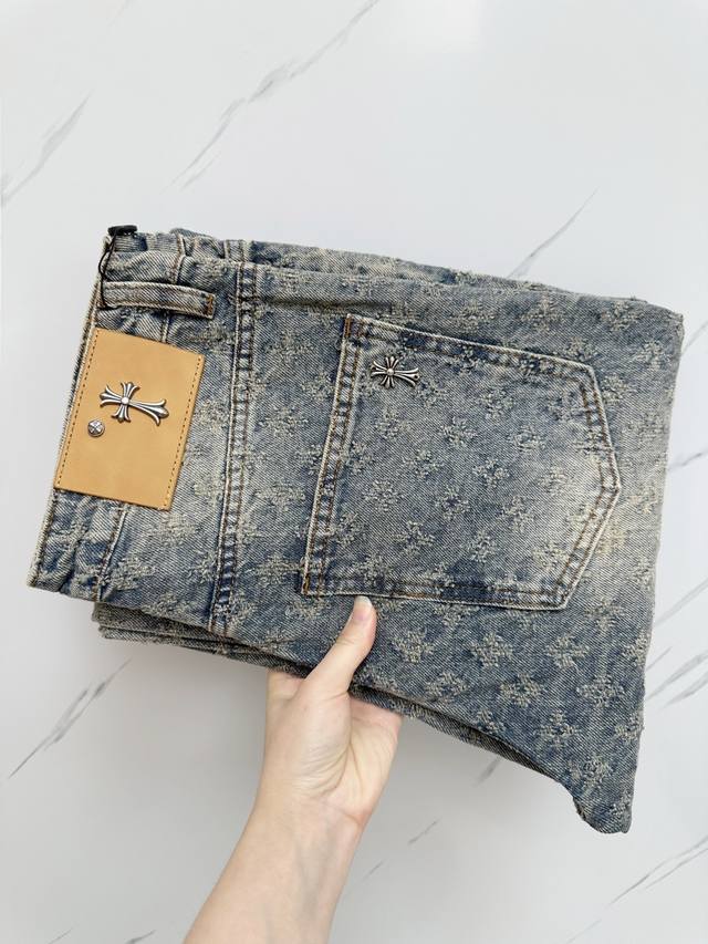 克罗心 官网专柜同步有售，原单狠货，超级有范儿的一款牛仔裤，定制原版水洗牛仔面料，独特设计，顶级印花工艺字母图案Logo，原版五金辅料装饰，极为翘楚的一款牛仔裤