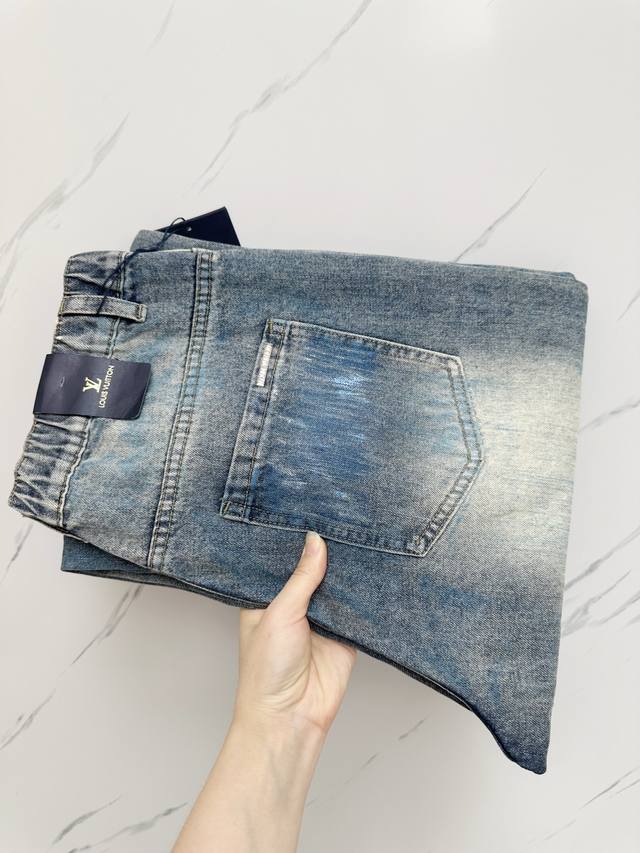 Lv 官网专柜同步有售，原单狠货，超级有范儿的一款牛仔裤，定制原版水洗牛仔面料，独特设计，顶级印花工艺字母图案Logo，原版五金辅料装饰，极为翘楚的一款牛仔裤，