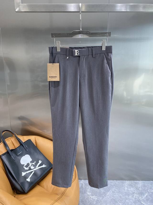 巴家 Burberry西裤，精致细节尽显格调 裤子版型超棒，修身设计完美贴合腿部线条，既显利落又不失舒适感。腰间标志性的“B”字金属扣，精致又亮眼，成为整体造型