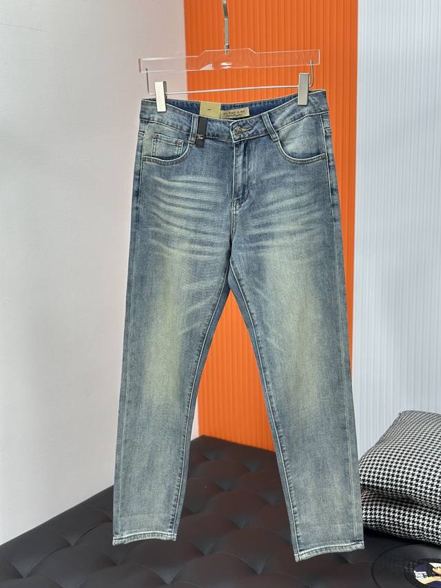 巴宝莉春夏新品原单爆款牛仔裤 超级定制款，原版五金，版型超赞细节做工无可挑剔！款式不挑人。尺码：28-38有35无37