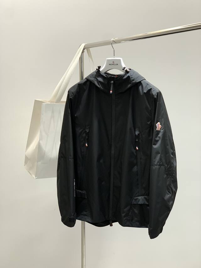 Moncler 蒙口，2025秋季最新品，专柜同步有售，原单狠货，时尚休闲连帽外套，上身舒适！吸睛而有亮点，采用进口原版面料，顶级印花工艺字母图案Logo，原版