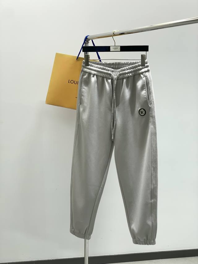 Louisvuitton 路易威登，2025秋季最新款，专柜同步有售，原单狠货，时尚休闲裤，上身很有特点！吸睛而有亮点，进口原版面料，顶级印花工艺字母图案装饰L