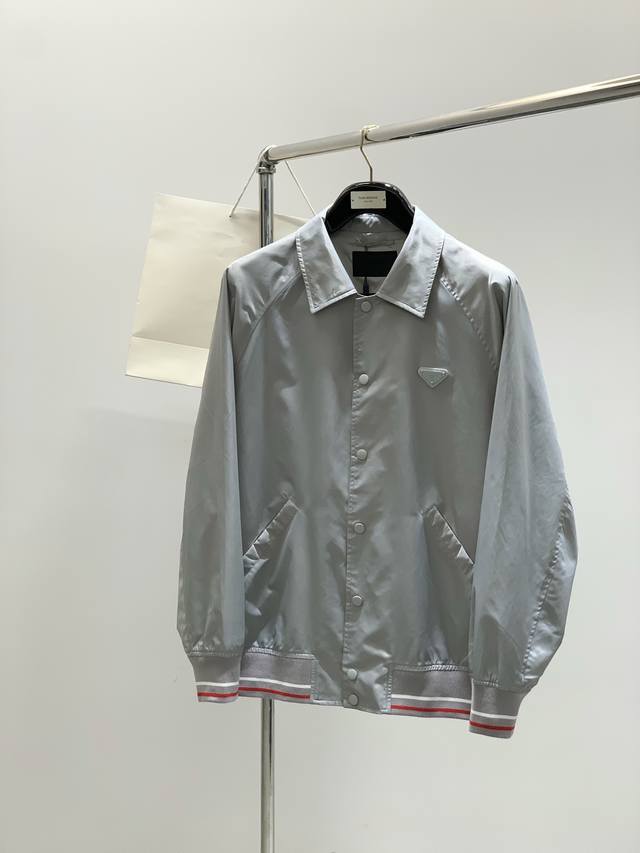 prada 普拉达，2025秋季最新品，专柜同步有售，时尚休闲夹克翻领外套，进口原版面料，做工极为复杂，唯一可以做代购级别的渠道狠货，顶级印胶工艺字母图案Log