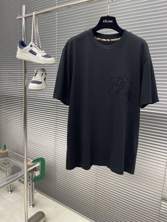 Bbr 2025春夏短袖系列 尺码: M-5Xl 版型：微阔版型 克重：230克重 潮棉平纹面料 成份：100%棉 面料纹路平整 手感棉柔细腻 工艺：图案彩用了