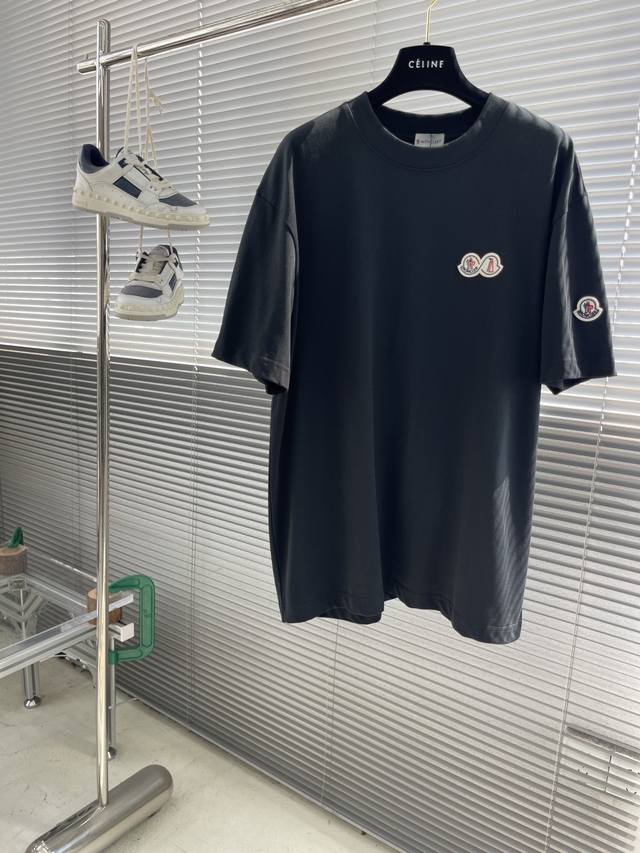 Mon 2025新款圆领短袖T恤 定制面料 透气舒适度高，细节无可挑剔，品牌元素设计理念，体现高品质。手感细腻柔软！呈现休闲裁剪，上身版型超赞！ 码数：S-Xx