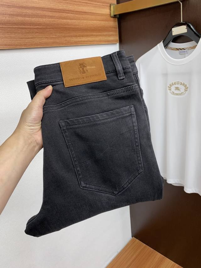 Bc 2025秋冬新款牛仔裤 干净利落剪裁，都市风十足 采用精纺纯棉面料手感软糯干爽，上身效果挺括有型。五金精致，商务休闲非常好看如此众多的顶级原料，打造出价值