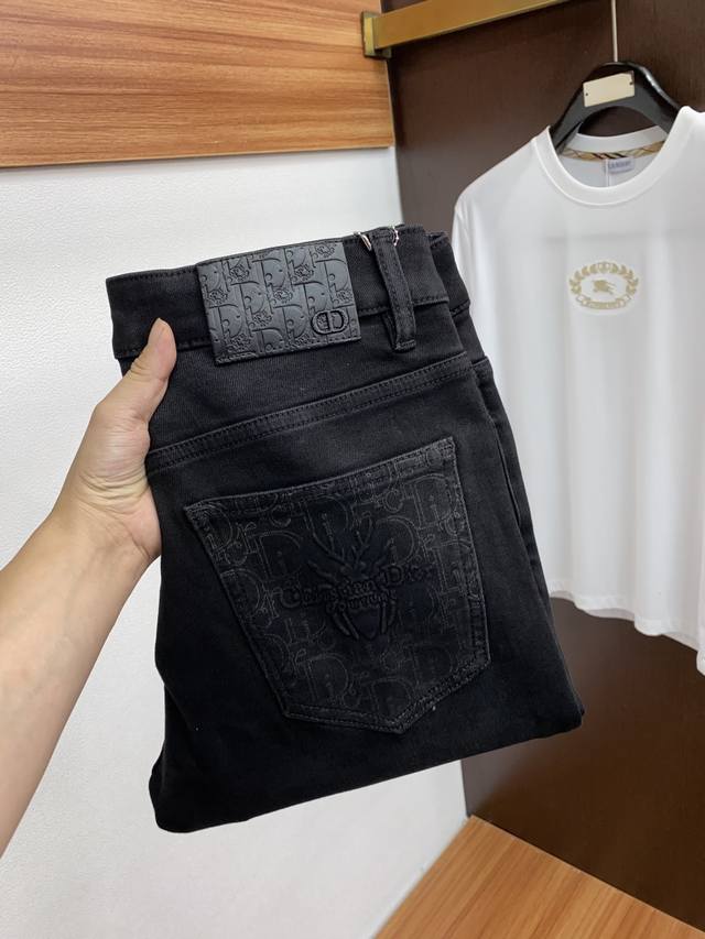 迪奥 2025春夏新款 休闲牛仔裤 干净利落剪裁，都市风十足 采用精纺纯棉面料手感软糯干爽，上身效果挺括有型。五金精致，商务休闲非常好看如此众多的顶级原料，打造