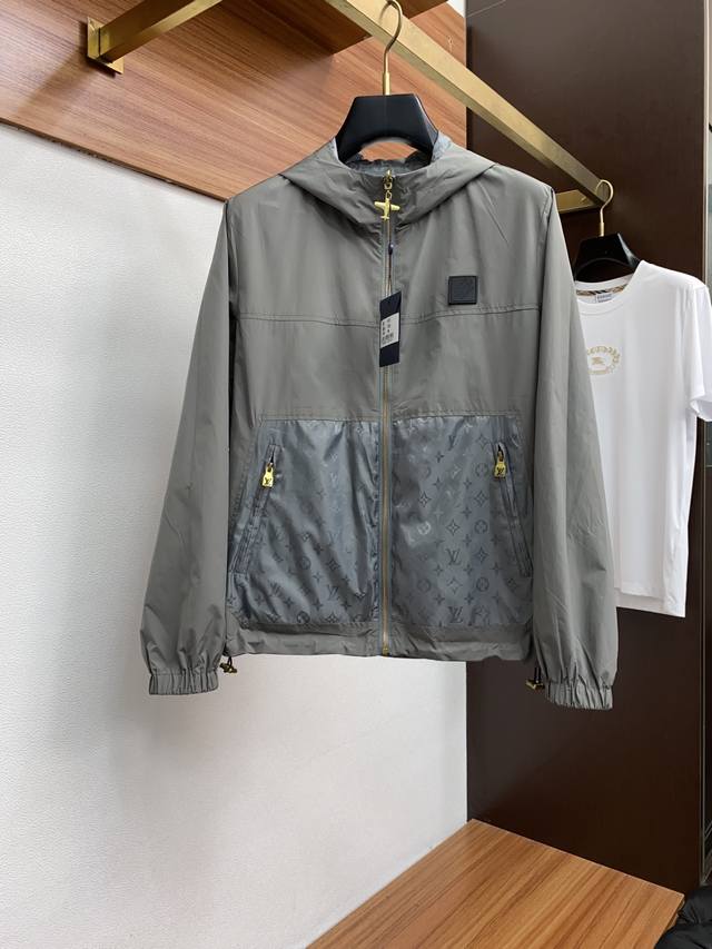 LV路易威登 2025年秋冬新款 官网 高端原厂代工出品， 官方经典王牌单品！最新夹克外套 多明星穿搭示范款！！ 新一季男装充满现代感与科技感，将时装美学与户外