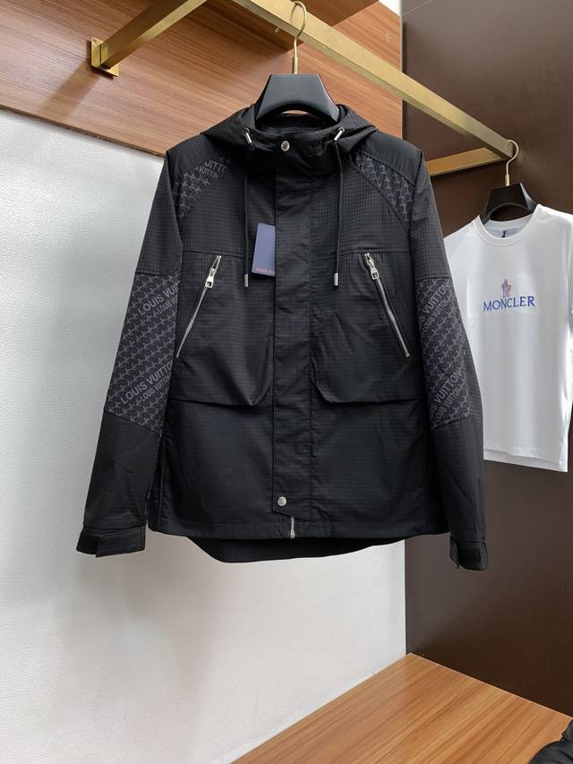 LV 路易威登 2025年秋冬新款 官网 高端原厂代工出品， 官方经典王牌单品！最新棉衣夹克外套 多明星穿搭示范款！！ 新一季男装充满现代感与科技感，将时装美学