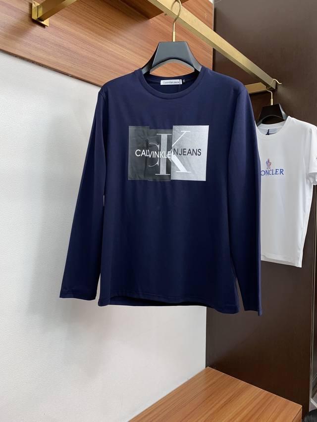 2新款圆领打低外穿长袖T恤，此款短T精选高织棉面料，触感爽滑软糯，贴身穿着极致舒适亲肤！衣身胸前经典品牌图案高级与规格感更是无需多言！修身合体的基础版型裁 黑色