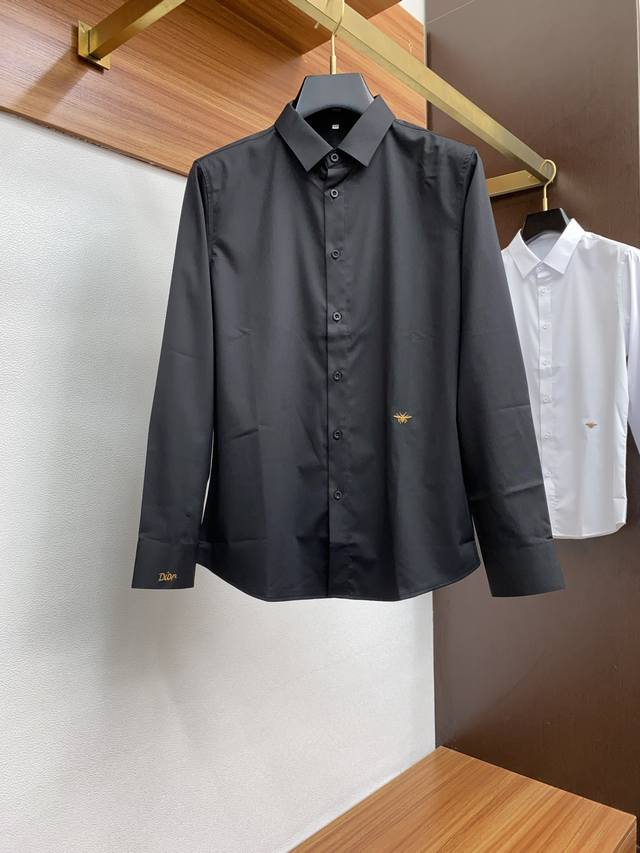迪奥 2025 男士衬衫，商务休闲修身款衬衣！ 宜商务 宜休闲！限量新款，都市商务气质款！ 衬衫的版型剪裁更是精剪塑性，不需要过多的原色装饰，对于男士来说极简便