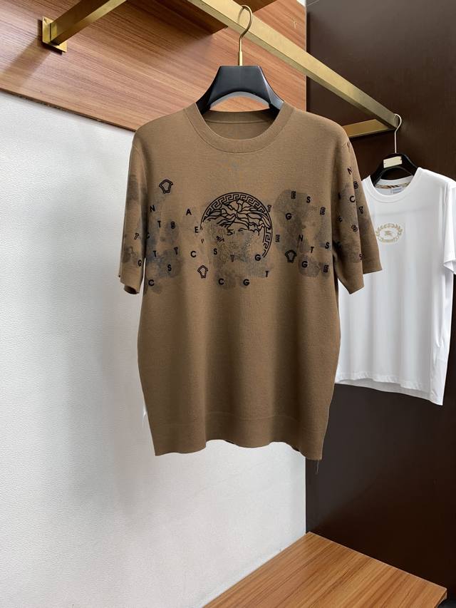 范思哲 家族男士高端简约圆领针织短袖 ，香港洋行渠道货，纯正血统品质，25年秋冬 新款，经典王牌系列！ 高端奢华且白金级的一款经典基础款T恤，通体的设计完美融合