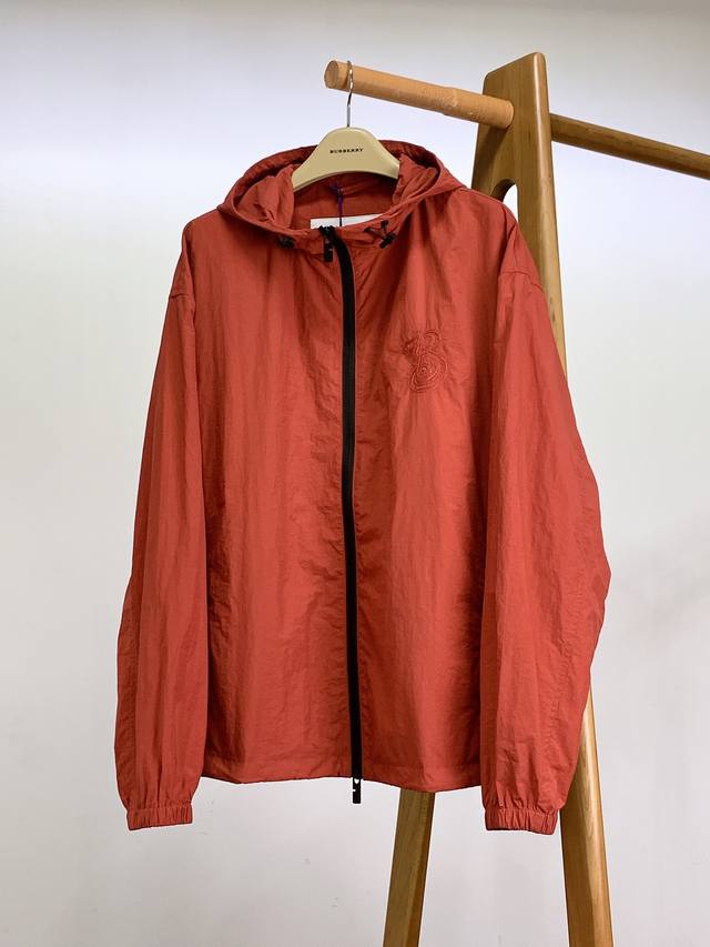 Burberry 巴宝莉 休闲连帽外套 选用尼龙棉质罗缎面料打造。于意大利工坊精制而成，呈现宽松版型。点缀同色系字母 B 图案刺绣，礼赞中国蛇年。双向拉链开合，