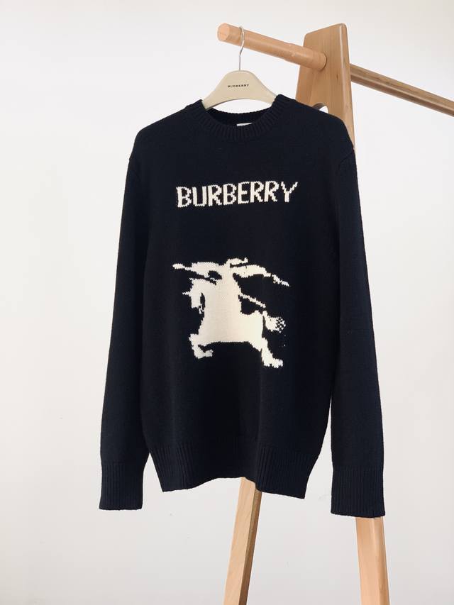 Burberry 巴宝莉 马术骑士徽标羊绒混纺针织衫 精选高品质的羊毛与羊绒原料，按照一定的比例进行混纺。羊毛提供保暖性和耐用性，而羊绒则赋予衣物柔软细腻的触感