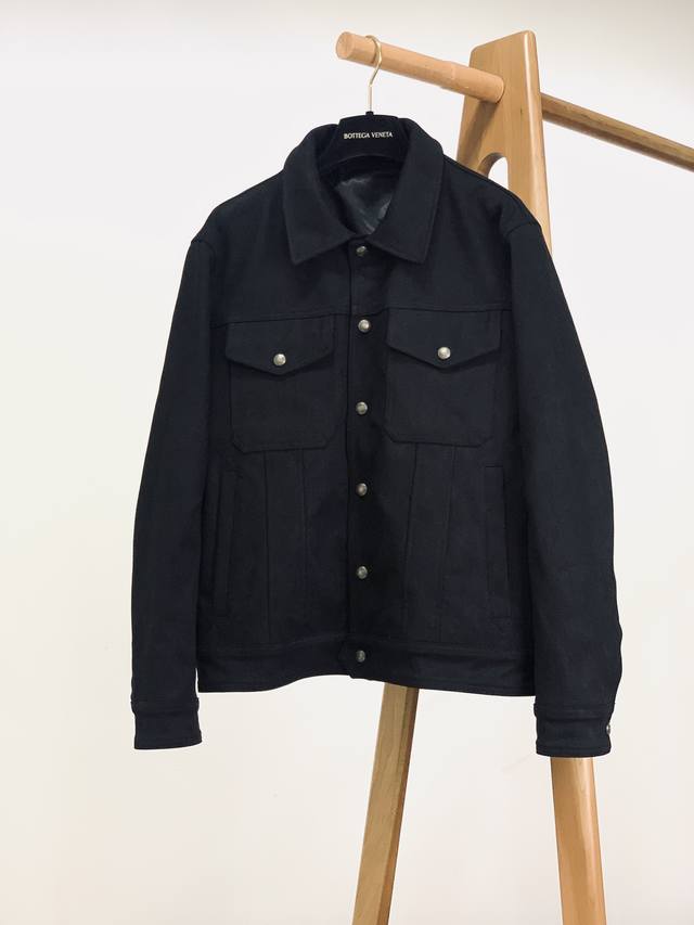 Tom Ford 汤姆.福德 2025Fw秋冬新品 麂绒夹克外套。甄选高级麂皮绒打造，触感软糯细腻，自带低调奢华光泽，质感拉满，穿上尽显品味 。 精致“Tf”刻