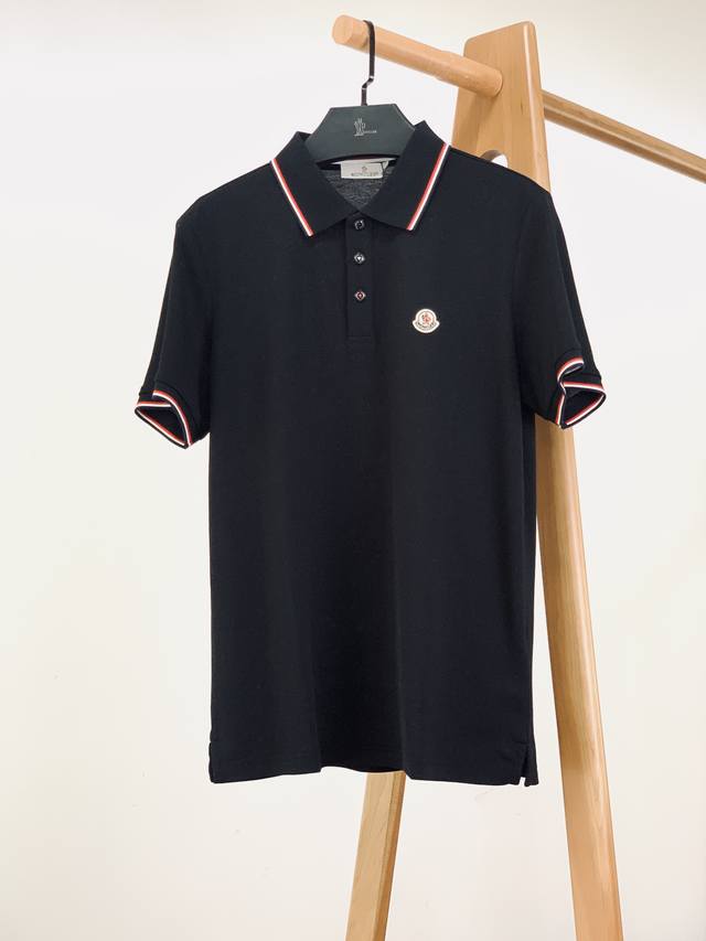 Moncler 蒙口 2025Ss春夏新品 基础款撞色饰边翻领短Tee。这款polo衫采用棉质珠地面料制成，是适合各种季节的隽永设计单品。经典款式，以三色细节点