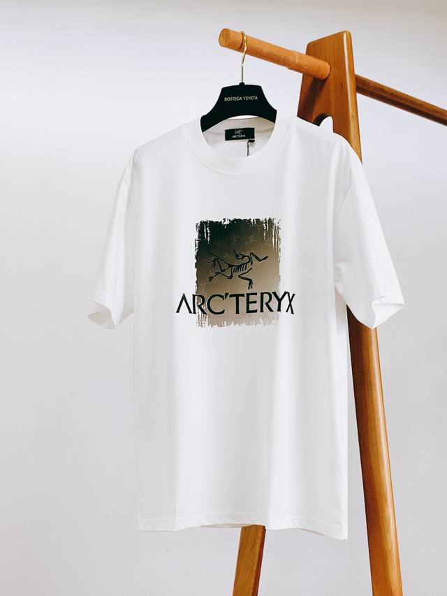 Arcteryx 始祖鸟 2025Ss春夏新品 小众设计师 行走的艺术品 帅气清爽的设计。。让人第一眼就陷入你的魅力，满满的设计感 上身非常显气质 品味人士穿起