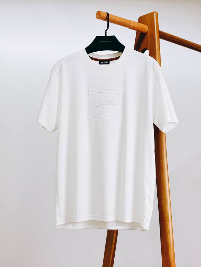Ermenegildo Zegna杰尼亚 2025Ss春夏新品 Zz时装线，休闲净版短T。 甄选优质面料，手感面糯有骨感，柔而有韧性。 液氨工艺处理，韧性和抗皱