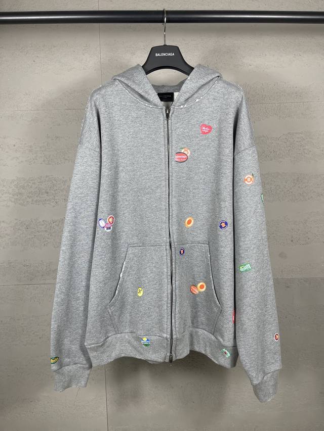 实拍图 顶级版本.官网品质 Balenci*Ga 巴黎#2025秋冬新款.水果图案Vintage满身压印洗水做旧连帽卫衣 面料采用巴黎Zp定织定染全棉大卫衣。克