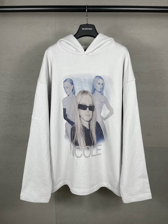 实拍图 顶级版本.官网品质 Balenci*Ga 25新款 。正面以Nicole 艺术作品直喷印花，后面以艺术签名印花 ，右袖刺绣英文连帽卫衣 Ss25最新款。