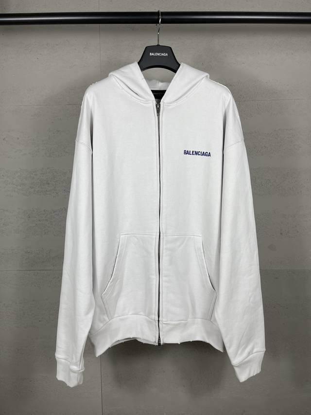 实拍图 顶级版本.官网品质 Balenci*G* 25秋冬季新款 。前面后面以巴黎Logo刺绣洗水做旧连帽拉链开衫卫衣。成衣洗水做旧。 Ss25最新款。第一时间