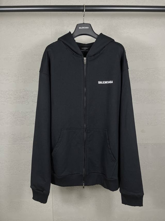 实拍图 顶级版本.官网品质 Balenci*G* 25秋冬季新款 。前面后面以巴黎Logo刺绣洗水做旧连帽拉链开衫卫衣。成衣洗水做旧。 Ss25最新款。第一时间