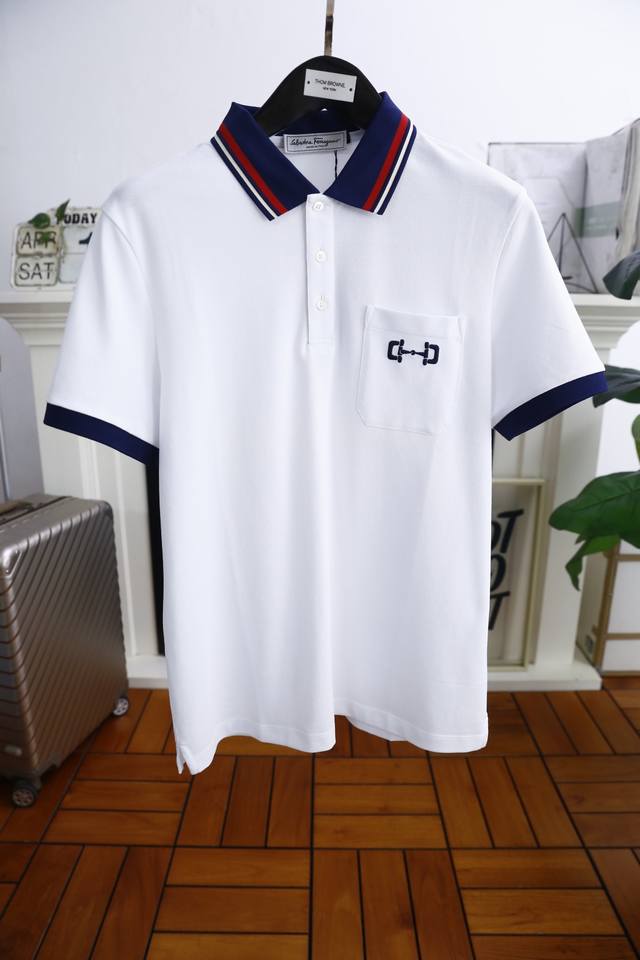 菲拉格慕. 2025夏季时尚翻领短袖高级定制百搭款式 胸前奢华经典口袋设计 更有实用感 任何人都可以轻松驾驭 面料全订制工艺 奢华经典品牌Logo设计，非常显档