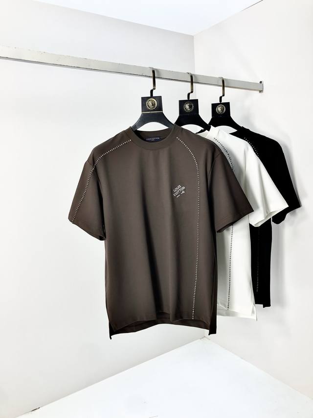 Lv。2025春夏新品时尚圆领短袖高级定制百搭款式！更有实用感 任何人都可以轻松驾驭 采用莫代尔氨纶面料制作，奢华经典品牌Logo设计，H非常显档次懂货的必须入