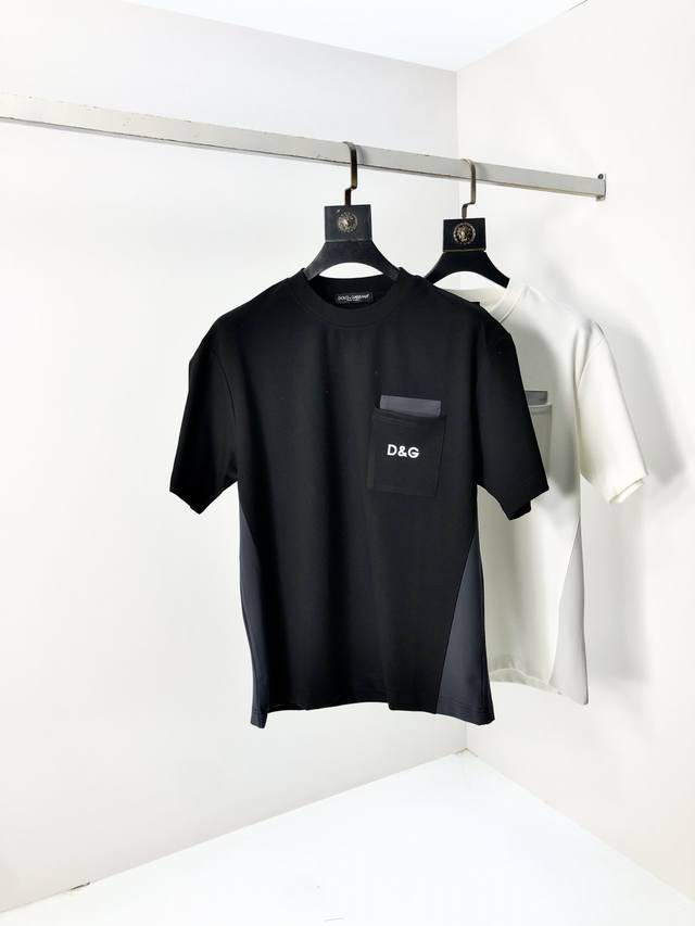 D&G。2025春夏新品时尚圆领短袖高级定制百搭款式！更有实用感 任何人都可以轻松驾驭 采用莫代尔氨纶面料制作，奢华经典品牌Logo设计，H非常显档次懂货的必须