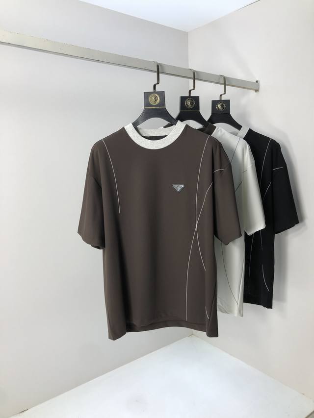 普拉达。2025春夏新品时尚圆领短袖高级定制百搭款式！更有实用感 任何人都可以轻松驾驭 采用莫代尔氨纶面料制作，奢华经典品牌Logo设计，H非常显档次懂货的必须